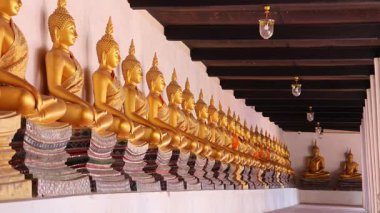 Wat Phutthaisawan Tarihi Budist Tapınağı, Ayutthaya, Tayland 'da oturan Buda resimli etkileyici manastır.