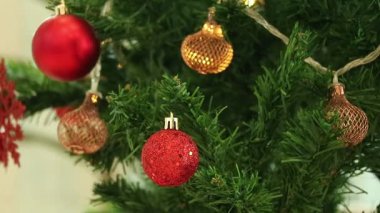 Altın ve Kırmızı Topun görüntüsü Bir Noel ağacında parıldayan süslemeler