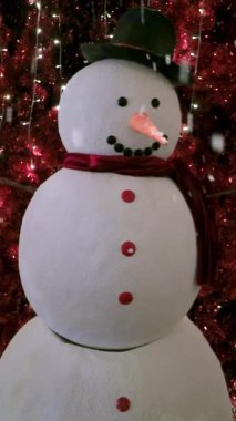 Gülümseyen Kardan Adam 'ın Kıpkırmızı Noel ışığı perdesi arkaplanda parıldıyor.