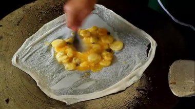 Şekerli Roti Pişirmek İçin Yumurta Dolgusu Doldurulmuş Muz Satıcısı