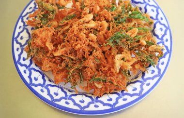 Bir tabak Lezzetli Kızarmış Karides ve Ming Aralia böreği, popüler bir Güney Tayland yemeği.