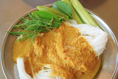 Sıcak ve Baharatlı Khanom Jeen Nam Ya Tai, Tayland Güney usulü sıcak ve baharatlı körili balık çorbası ve çeşitli sebzelerle servis edilen bir pirinç vermicelli.