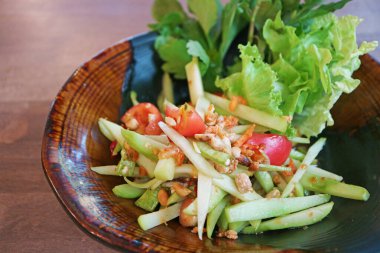 Ağız sulandıran Baharatlı Som Tam Tayland Chayote Salatası, Geleneksel Tayland Yeşil Papaya Salatasının bir çeşidi