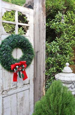 Noel Çelengi ile süslenmiş Beyaz Renkli Ahşap Çit Kapısı