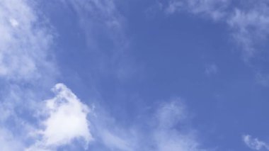 Beyaz Bulutların Zaman Hızı Görüntüsü Parlak Mavi Gökyüzüne Yayılıyor