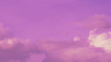 Beyaz bulutların yayıldığı rüya gibi mor gökyüzünün hızlandırılmış görüntüleri.