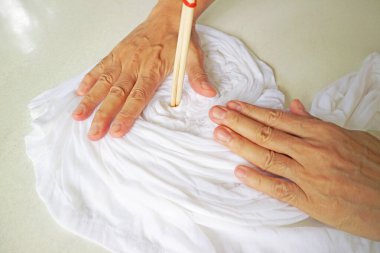 Spiral ve Mandala Tayland Geleneksel Tie-Boya Kumaşında Katlanır