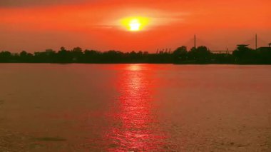 Nehirde Günbatımının Zaman Hızlandırılmış Görüntüsü Bir Yelkenli Römorkör Sahnesi