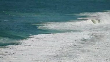 Atlantik okyanus dalgalarının görüntüsü sıçrayan görüntüler, Copacabana sahili, Rio de Janeiro, Brezilya, Güney Amerika