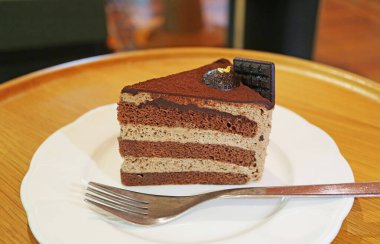 Tahta Masa üzerinde servis edilen Dilimlenebilir Zengin Çikolatalı Chiffon Pastası