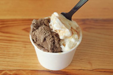 Ağzını sulandıran karamel ve çikolatalı dondurmaya kaşık sıçrıyor.