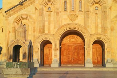 Tiflis (Sameba), Tiflis, Gürcistan 'ın Kutsal Üçlü Katedrali' nin Süslü Giriş Kapısı Paneli