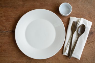 Tahta kaşık ve çatal eski ahşap arka plan üzerinde boş tabak