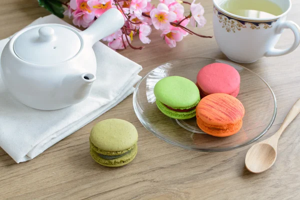 Чашка чая с разноцветными макаронами — стоковое фото