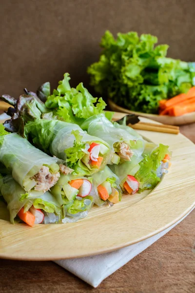 Rollos de primavera con verduras frescas en la mesa de madera — Foto de Stock