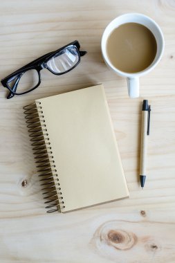 Ahşap masa boş defter ile kahve