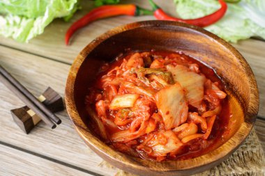yemek çubukları ile Kimchi ahşap masa, Kore geleneksel gıda üzerinde