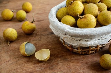 Longan (Dimocarpus longan) ve ahşap masa kabuğuna