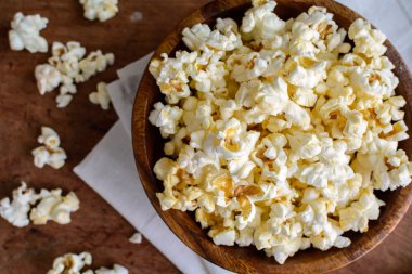 ahşap masa üzerinde patlamış mısır