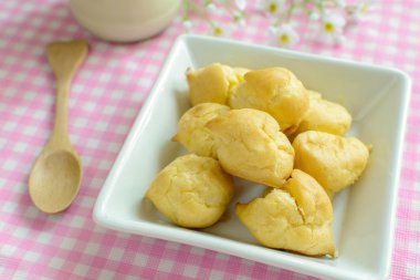 Choux pasta krem puffs süt ile