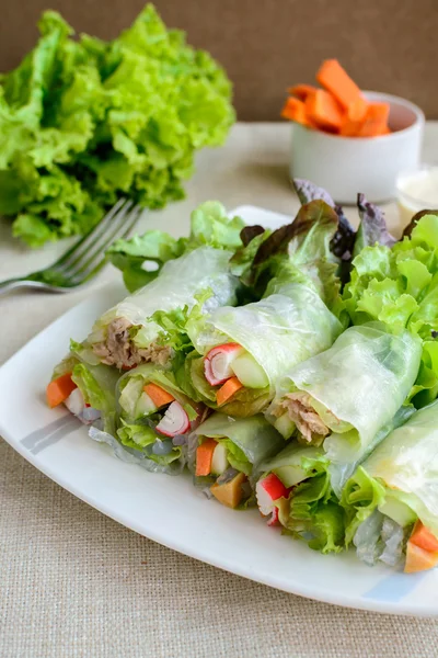 Loempia met verse groente op houten tafel — Stockfoto