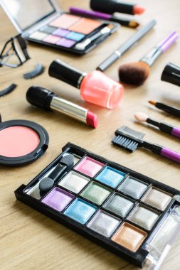kozmetik ve fırçalar makyaj