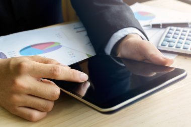 iş adamları touchpads ile çalışma