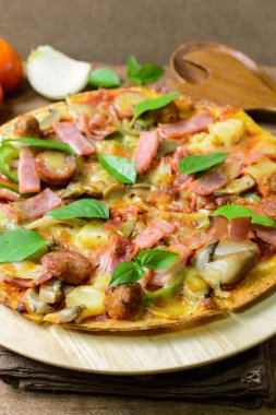 Rustik pizza yapardı, salam, mozzarella ve fesleğen ile