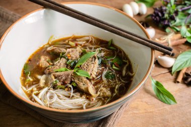 Demlenmiş Domuz eti ile şehriye çorbası