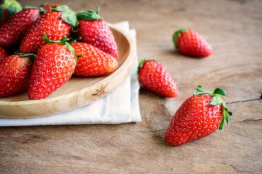 Rustik ahşap masa üzerinde taze çilek