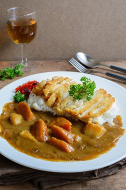 Tonkatsu, Japon kızartılmış domuz pirzolası ve köri.