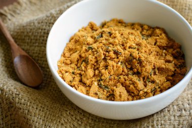 Susam ve deniz yosunu ile karışık rendelenmiş ton balığı kurutulmuş