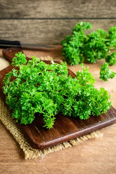 Bunch of parsley on a rustic wooden table — Stock Photo, Image