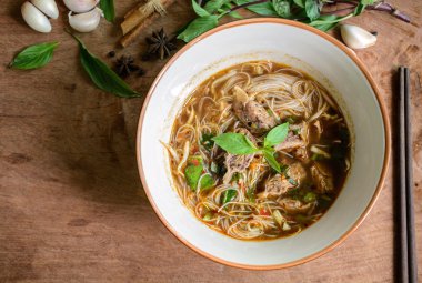 Demlenmiş Domuz eti ile şehriye çorbası