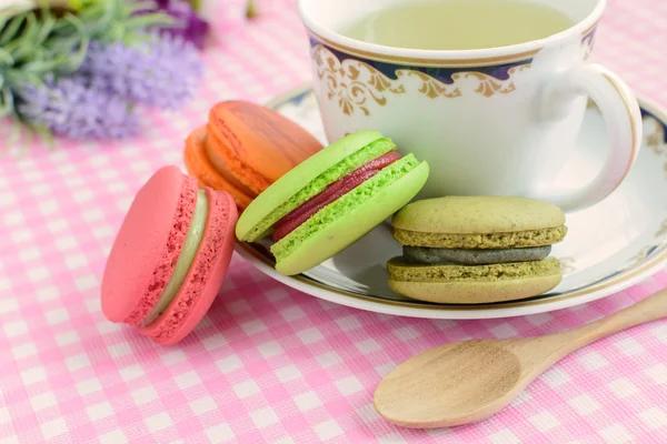 Tasse Tee mit bunten Makronen — Stockfoto