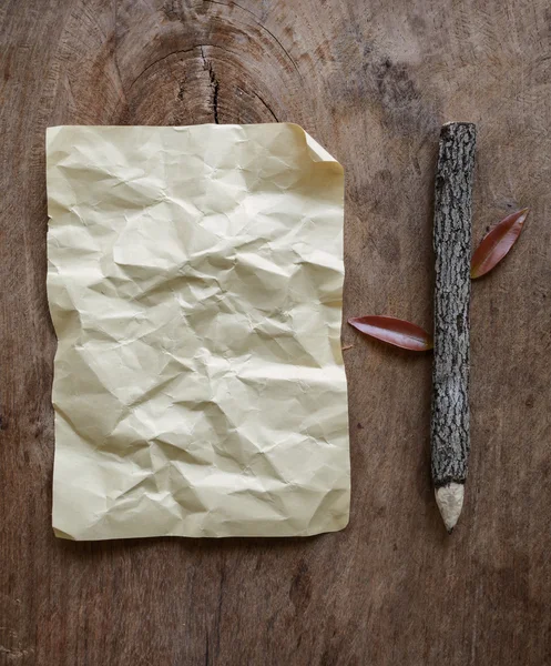 Blanco verfrommeld papier en houten potlood op houten achtergrond — Stockfoto