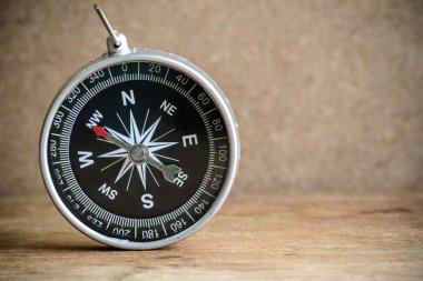 eski ahşap arka plan üzerinde pusula