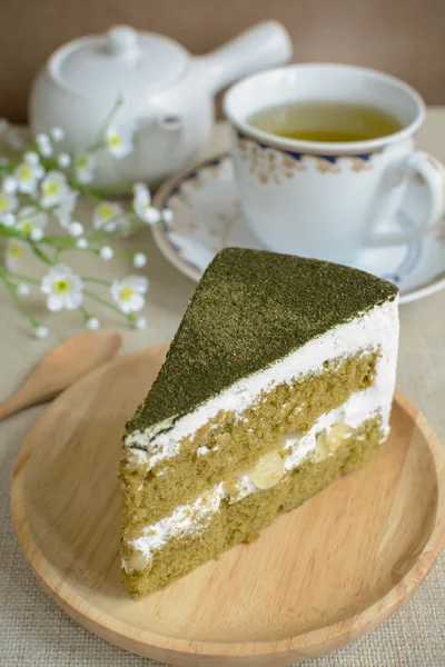 Pastel de té Matcha verde japonés con taza de té —  Fotos de Stock
