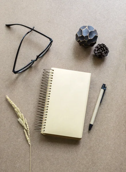 Cuaderno en blanco con anteojos y bolígrafo — Foto de Stock