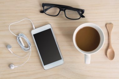 ahşap masa kahve ile kulaklık