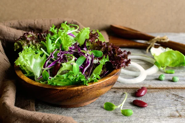 Salad hidroponik segar di meja kayu — Stok Foto