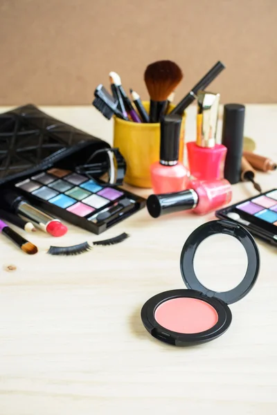 Make-up mit Kosmetik und Pinseln auf Holztisch — Stockfoto