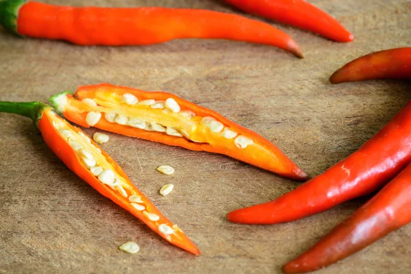 Pimenta vermelha na mesa de madeira — Fotografia de Stock