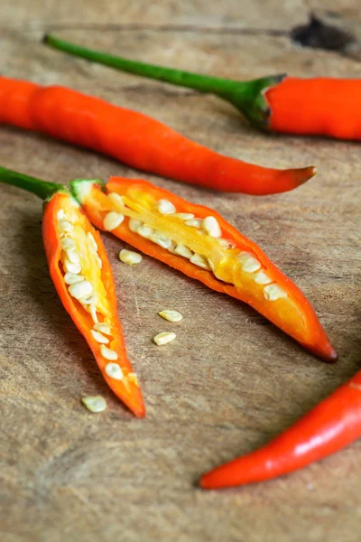 Pimenta vermelha na mesa de madeira — Fotografia de Stock