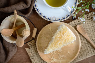 Tahta kaşık ve bardak çay ile peynir pasta