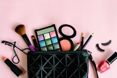 kozmetik ve pembe arka plan izole fırçalar makyaj