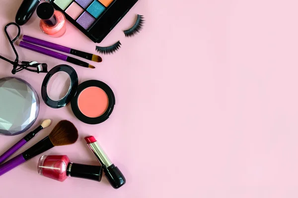 Make up με τα καλλυντικά και τα πινέλα που απομονώνονται σε ροζ φόντο — Φωτογραφία Αρχείου
