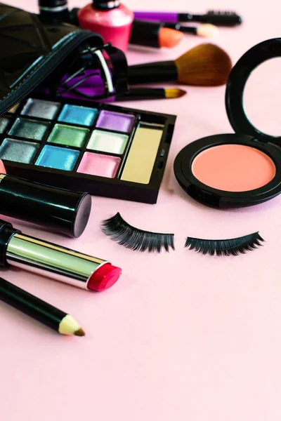 Make-up mit Kosmetik und Pinseln isoliert auf rosa Hintergrund — Stockfoto