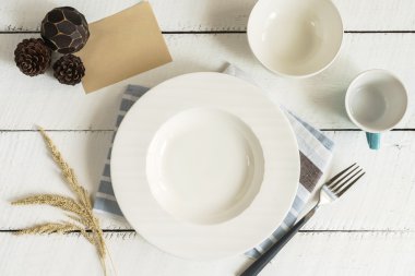 Beyaz ahşap arka plan boş çanak ayarı