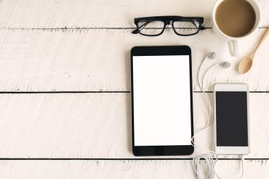 Kahve boş tablet ve cep telefonu ile